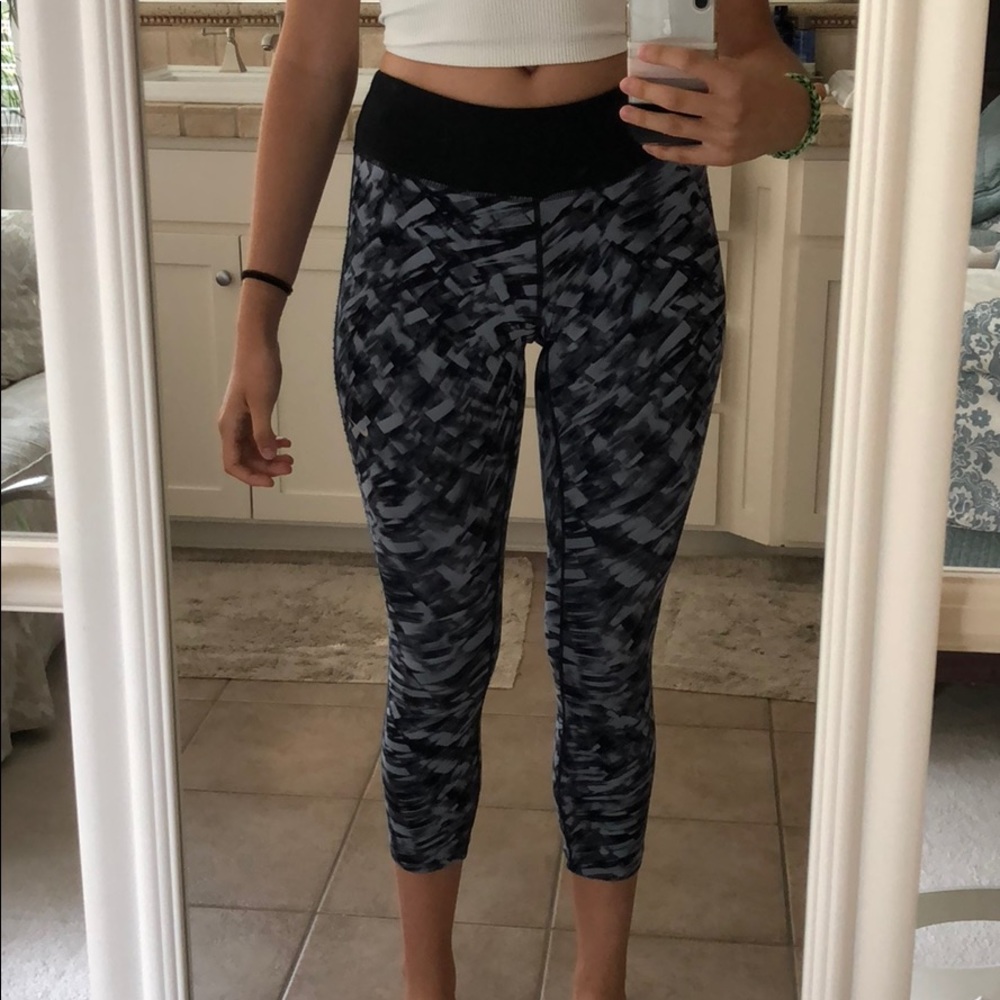 NIKE 3/4 LENGTH PATTERNED LEGGINGS